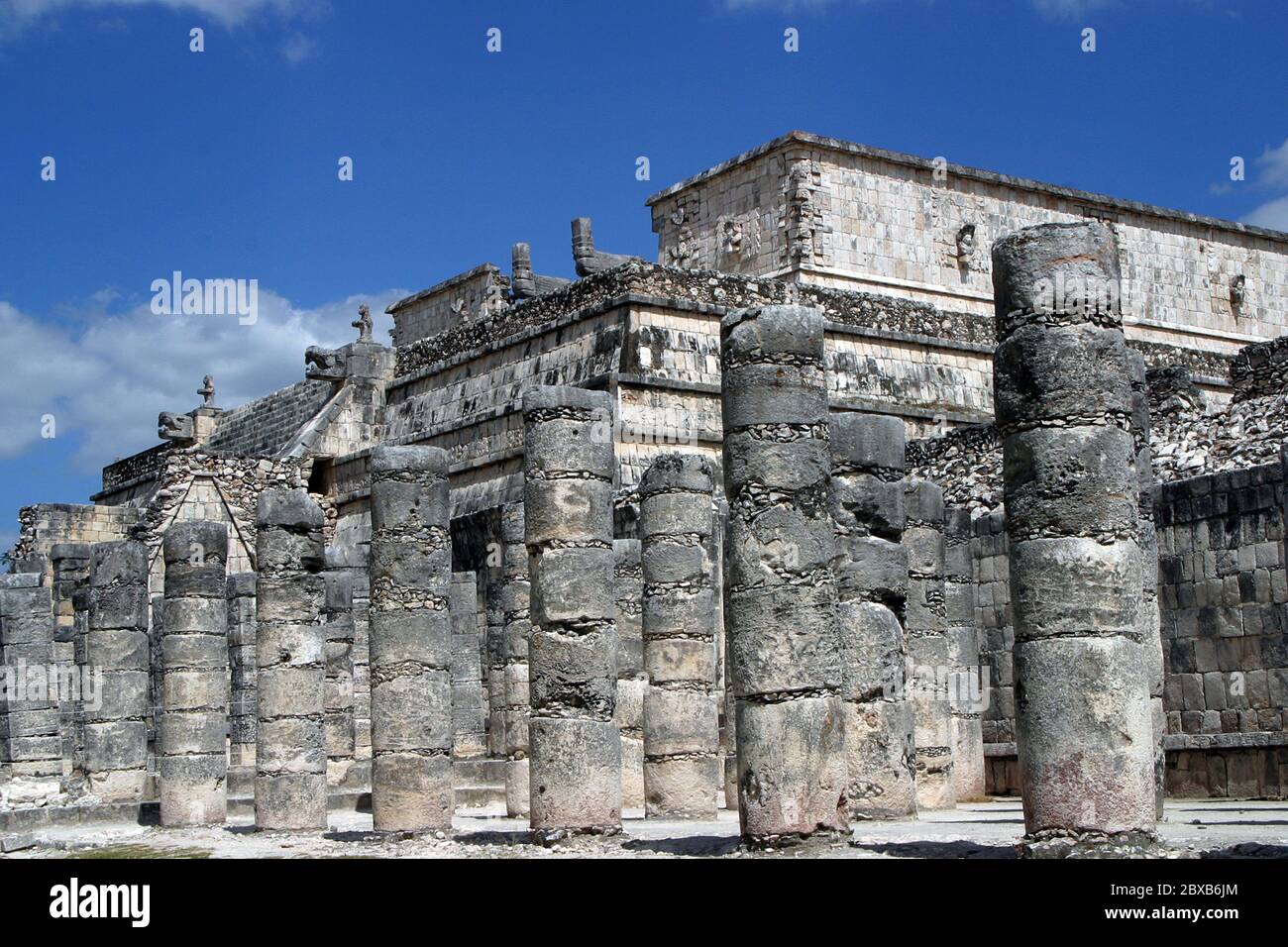 Zona arqueologica de Chichen Itza Zona arqueológica   Chichén ItzáChichén Itzá maya: (Chichén) Boca del pozo;   de los (Itzá) brujos de agua.   Es uno de los principales sitios arqueológicos de la   península de Yucatán, en México, ubicado en el municipio de Tinum.  Photo: ©Francisco Morales/DAMMPHOTO.COM/NORTEPHOTO Stock Photo