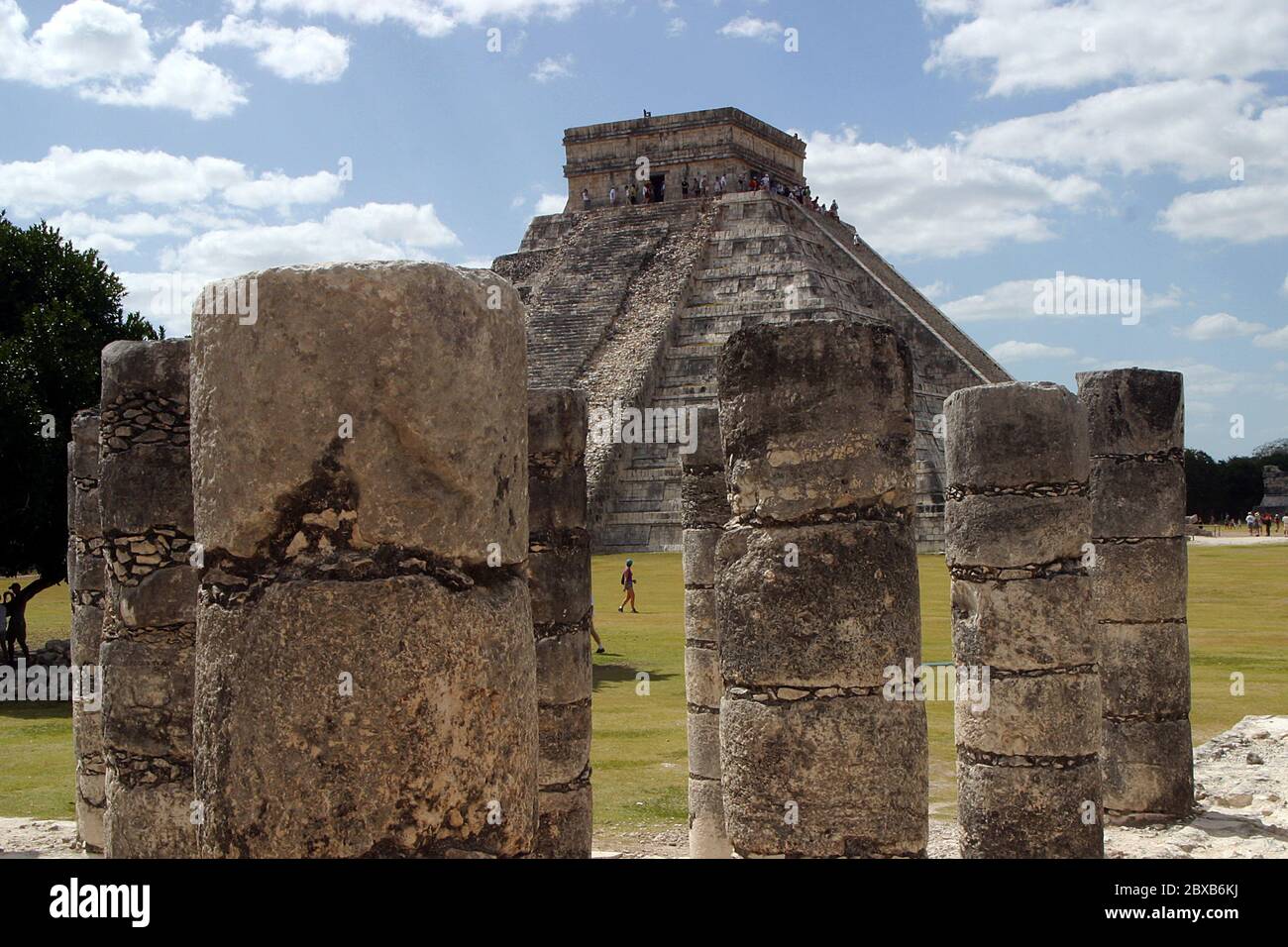 Zona arqueologica de Chichen Itza Zona arqueológica   Chichén ItzáChichén Itzá maya: (Chichén) Boca del pozo;   de los (Itzá) brujos de agua.   Es uno de los principales sitios arqueológicos de la   península de Yucatán, en México, ubicado en el municipio de Tinum.  *Photo:*©Francisco* Morales/DAMMPHOTO.COM/NORTEPHOTO Stock Photo