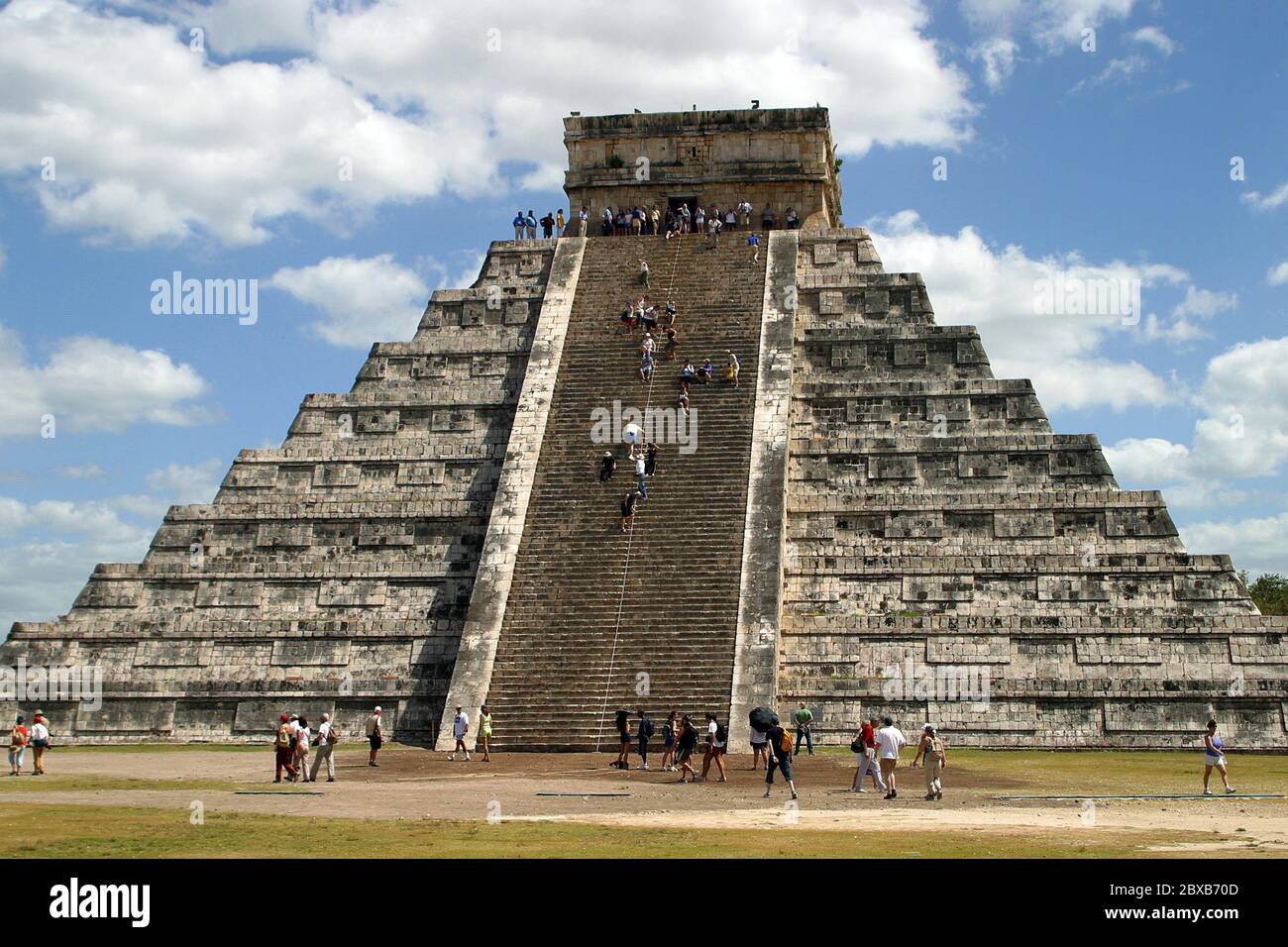 Templo de Kukulcan. Zona arqueologica de Chichen Itza Zona arqueológica    Chichén ItzáChichén Itzá maya: (Chichén) Boca del pozo;   de los (Itzá) brujos de agua.   Es uno de los principales sitios arqueológicos de la   península de Yucatán, en México, ubicado en el municipio de Tinum.  *Photo:*©Francisco* Morales/DAMMPHOTO.COM/NORTEPHOTO Stock Photo