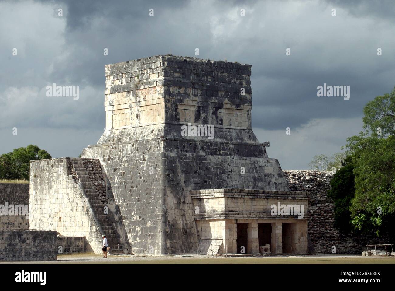 Zona arqueologica de Chichen Itza Zona arqueológica   Chichén ItzáChichén Itzá maya: (Chichén) Boca del pozo;   de los (Itzá) brujos de agua.   Es uno de los principales sitios arqueológicos de la   península de Yucatán, en México, ubicado en el municipio de Tinum.  *Photo:©Francisco*Morales/DAMMPHOTO.COM/NORTEPHOTO Stock Photo