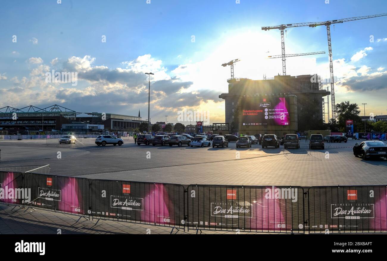 Hamburg, Germany. 06th June, 2020. Visitors of a drive-in cinema on the Heiligengeistfeld wait for the beginning of a performance. Credit: Axel Heimken/dpa/Alamy Live News Stock Photo