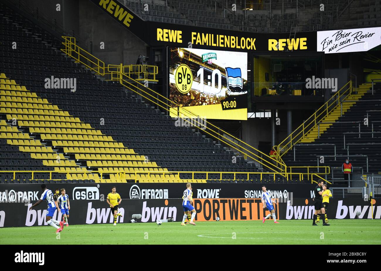 Firo empty spaces and scoreboard in Signal Iduna Park 06.06.2020, soccer  Bundesliga, BVB Borussia Dortmund - Hertha BSC Berlin  Groothuis/Witters/Pool/firo | usage worldwide Stock Photo - Alamy