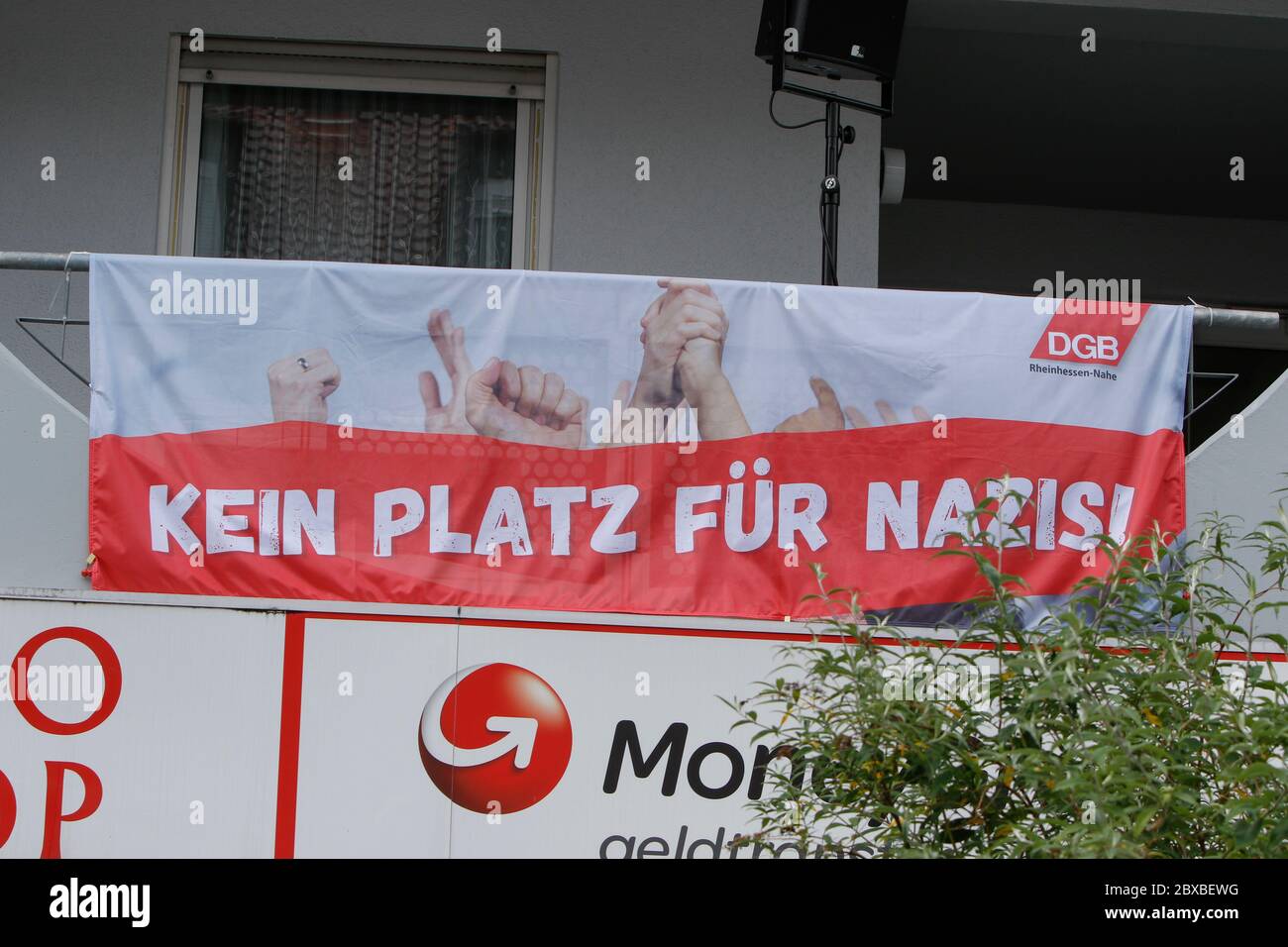 Worms, Germany. 6th June 2020. A banner from the German Trade Union Confederation (DGB) hangs on a house, reading “No space for Nazis”. Around 50 right-wing protesters marched through the city centre of Worms for the 12. and last 'Day of the German Future’. The march was cut short due to several hundred counter protesters who blocked the path of the right-wing march. The march was a yearly right-wing event in different German city that drew over 1000 protesters at its high-point. Stock Photo