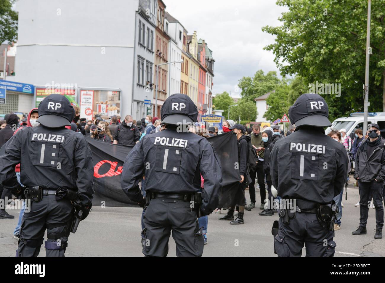 Worms, Germany. 6th June 2020. Police officers watch the counter protest in full riot gear. Around 50 right-wing protesters marched through the city centre of Worms for the 12. and last 'Day of the German Future’. The march was cut short due to several thousand counter protesters who blocked the  path of the right-wing march. The march was a yearly right-wing event in different German city that drew over 1000 protesters at its high-point. Stock Photo