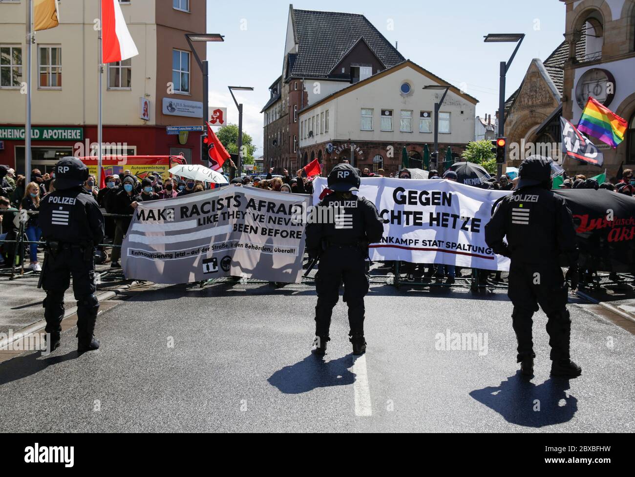 Worms, Germany. 6th June 2020. Police officers watch the counter protest in full riot gear. Around 50 right-wing protesters marched through the city centre of Worms for the 12. and last 'Day of the German Future’. The march was cut short due to several hundred counter protesters who blocked the  path of the right-wing march. The march was a yearly right-wing event in different German city that drew over 1000 protesters at its high-point. Stock Photo