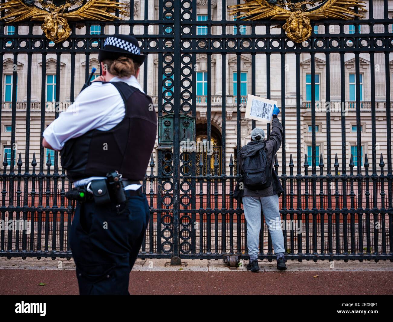 London, UK. 6th June, 2020. A Protestor shouts through the gates at a police offer outside Buckingham Palace during the Black Lives Matter Protest in London on the 6th June 2020, In memory of George Floyd who was killed on the 25th May while in police custody in the US city of Minneapolis. Credit: Yousef Al Nasser/Alamy Live News. Stock Photo