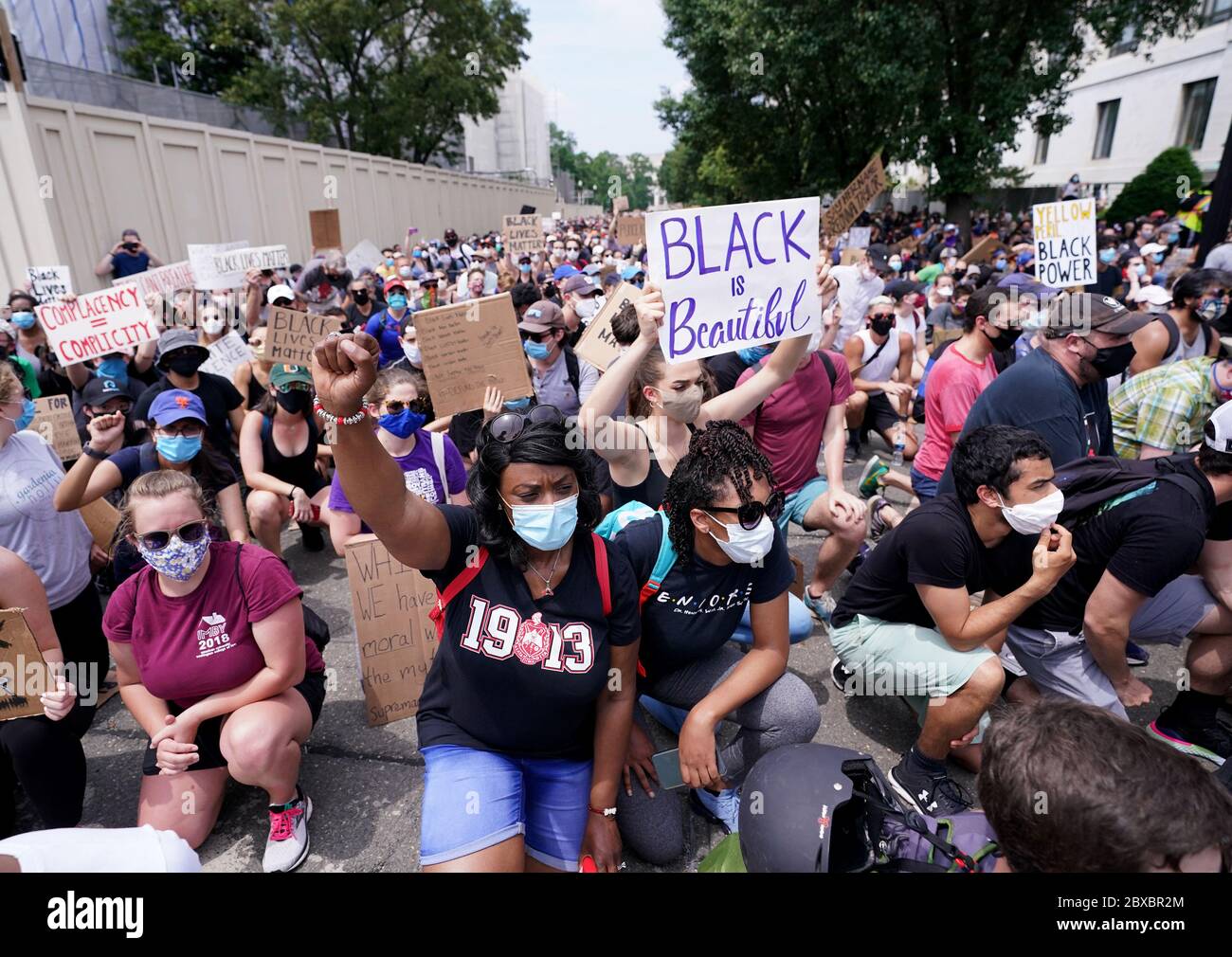 Washington, United States. 06th June, 2020. Protesters stop and kneel when they participate in a protest against racism and police violence in Washington, DC on Saturday, June 6, 2020. Thousands of protesters in DC and across the nation took to the streets demanding justice for the death of George Floyd who died in Minneapolis last week after a police officer knelt on his neck for more than eight minutes. Photo by Kevin Dietsch/UPI Credit: UPI/Alamy Live News Stock Photo
