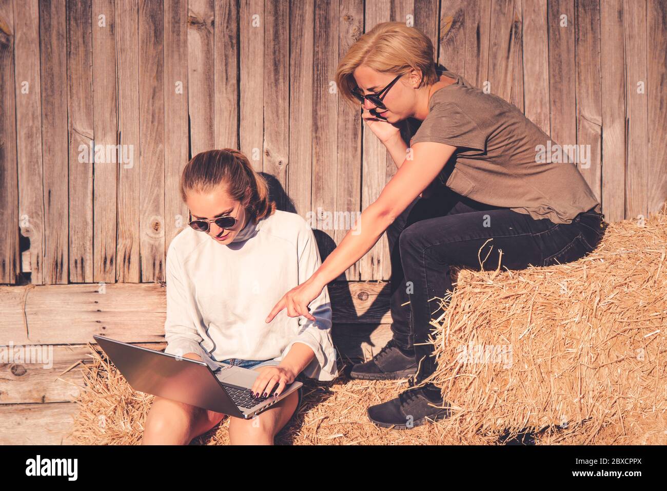 Two girls side by side hi-res stock photography and images - Alamy