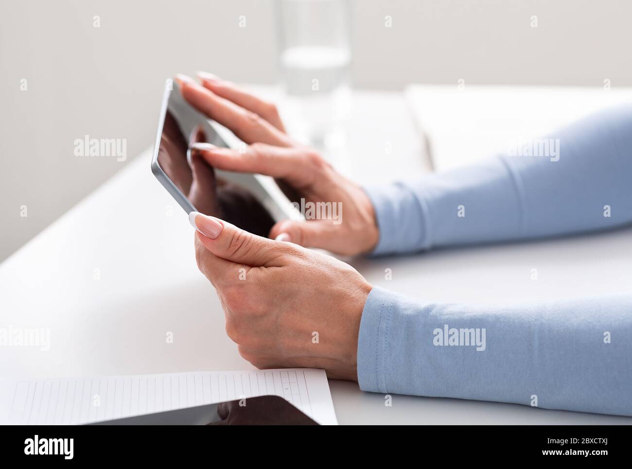 Woman hands typing hi-res stock photography and images - Alamy