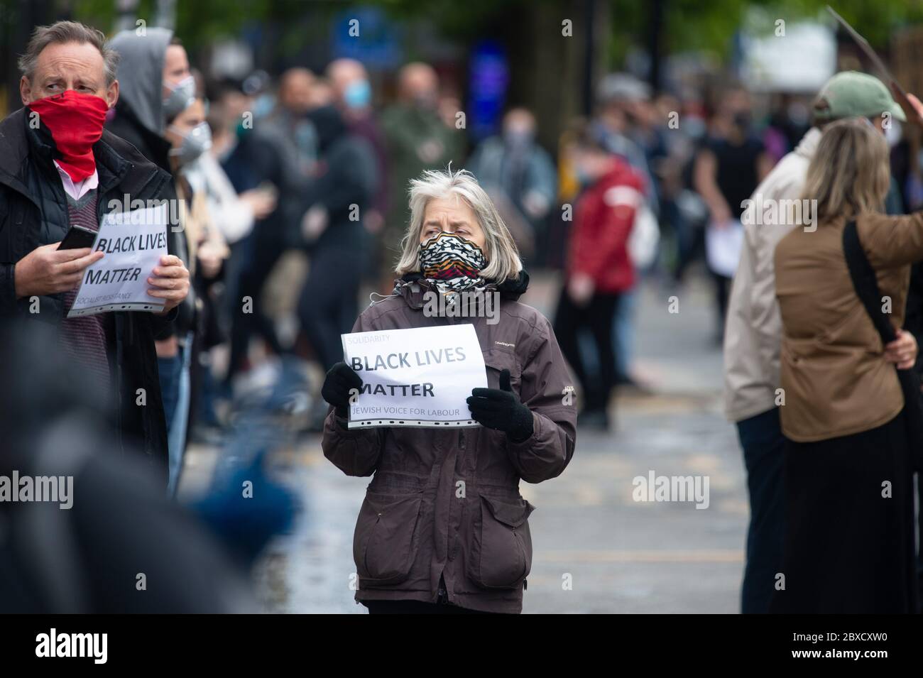 MANCHESTER, UK. June 6th A large scale Black Lives Matter protest in Manchester's Piccadilly Gardens. The mass demonstration went ahead, despite concerns over social distancing and a reportedly rising r-number in the North West. Saturday 6th June 2020 (Credit: Pat Scaasi | MI News) Credit: MI News & Sport /Alamy Live News Stock Photo