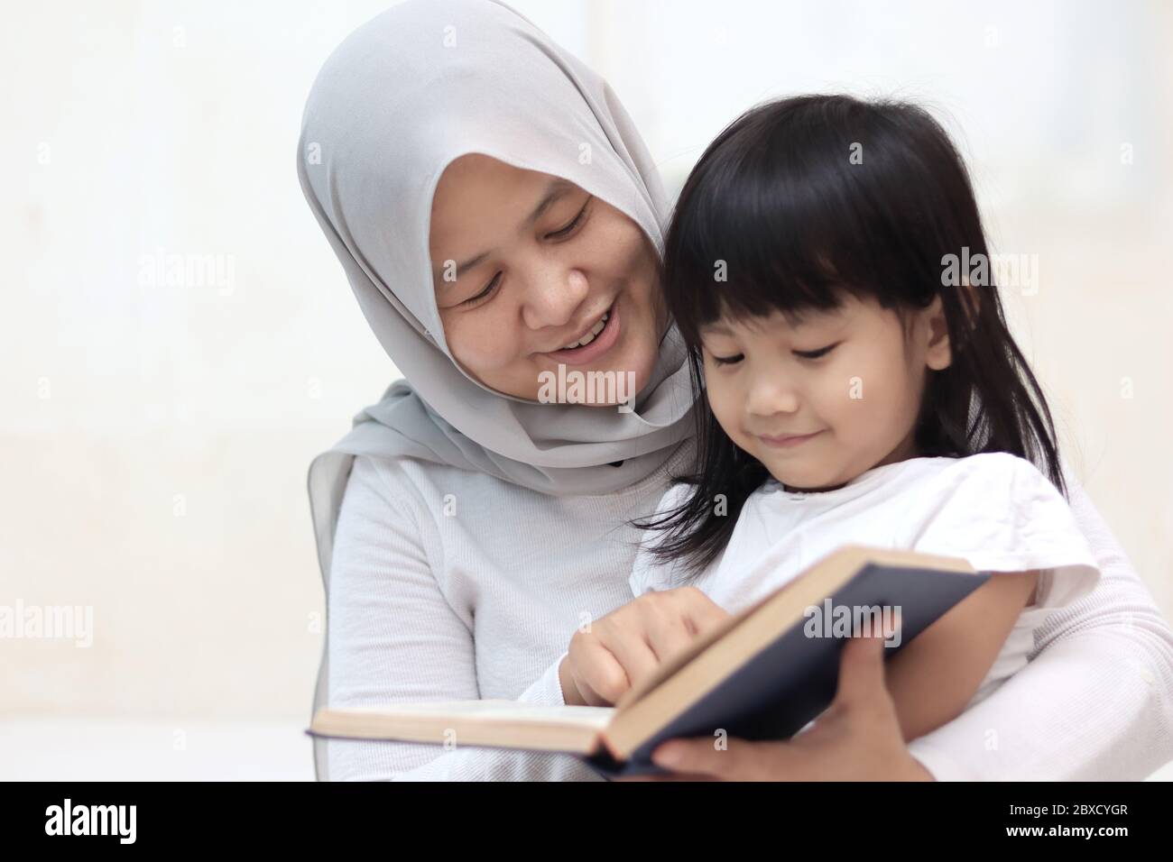 muslim-mother-teach-her-daughter-how-to-read-the-holy-quran-islamic