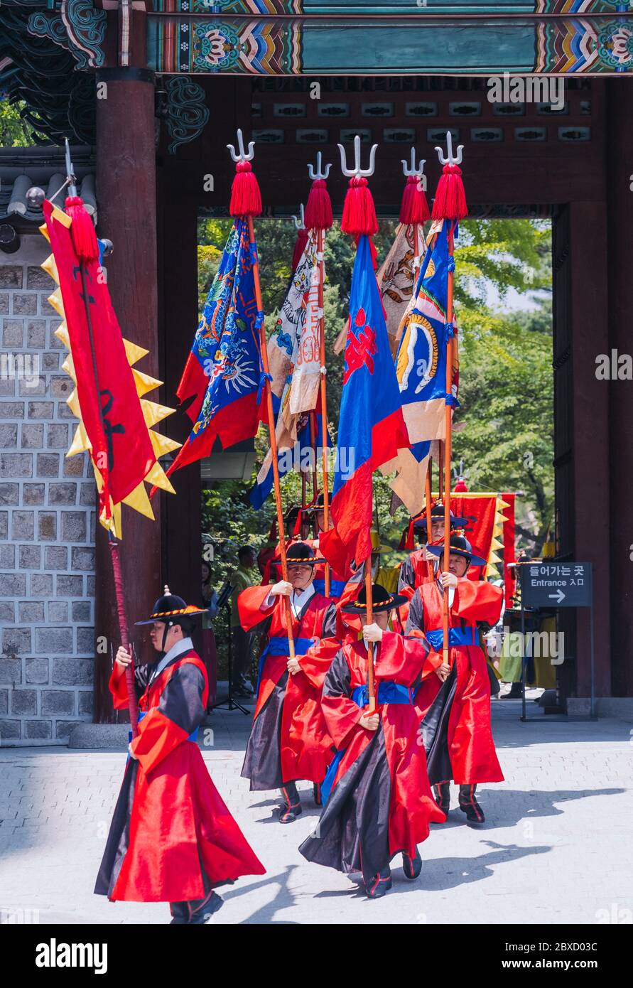Korean Royal Guard marching in front of palace Stock Photo Alamy