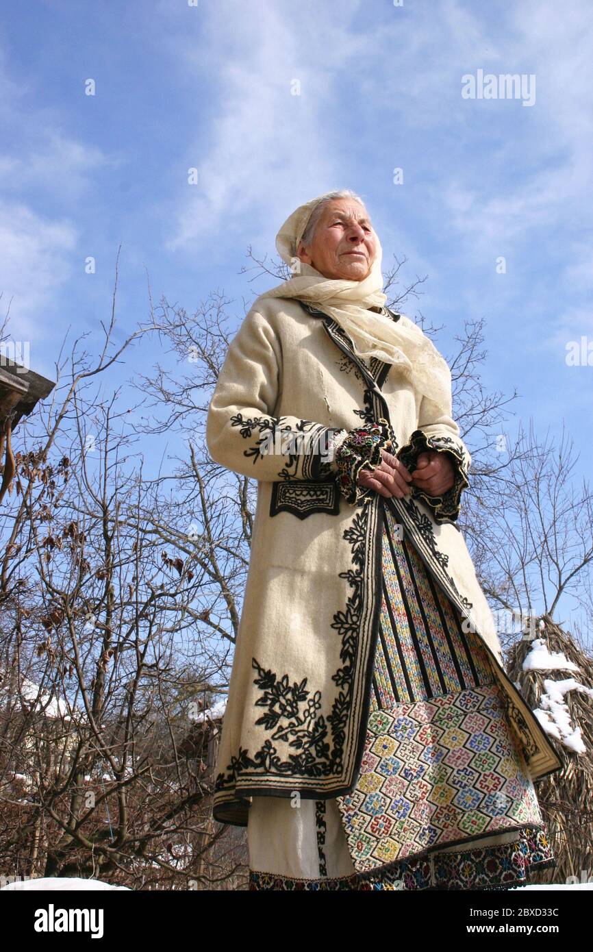 Woman with authentic traditional handmade clothing from Valcea County,  Romania Stock Photo - Alamy