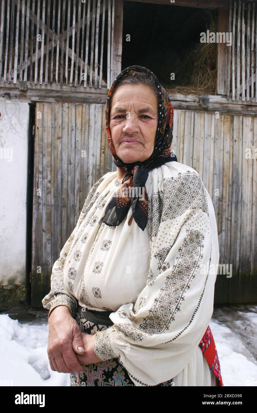 Woman with authentic traditional handmade costume from Valcea County,  Romania Stock Photo - Alamy