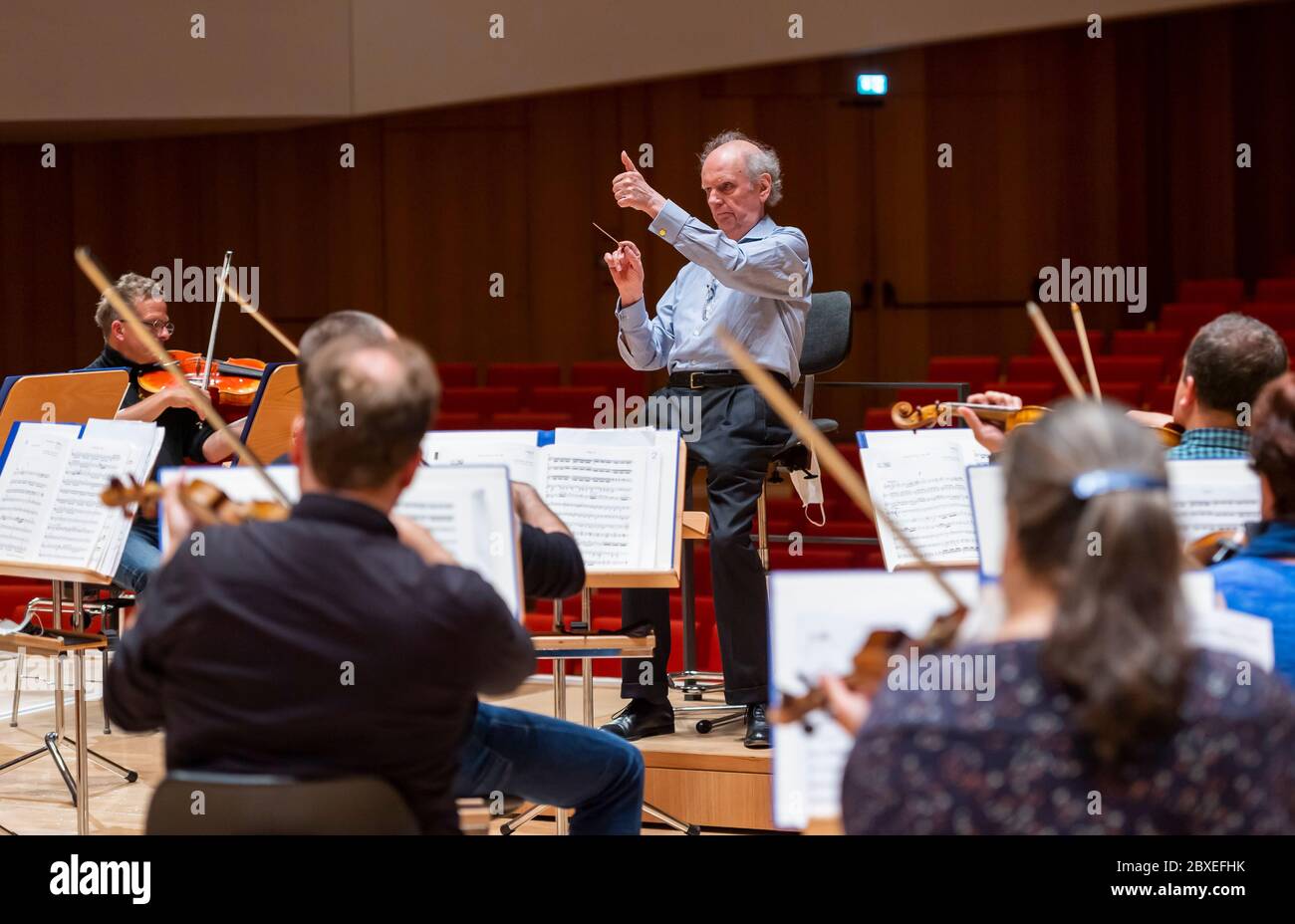 Dresden, Germany. 05th June, 2020. Chief conductor Marek Janowski rehearses with the musicians of the Dresden Philharmonic Orchestra in the concert hall of the Dresden Palace of Culture. On June 18th, the orchestra will play a concert with an audience in the Kulturpalast for the first time after a break due to corona. Credit: Matthias Rietschel/dpa-Zentralbild/dpa/Alamy Live News Stock Photo