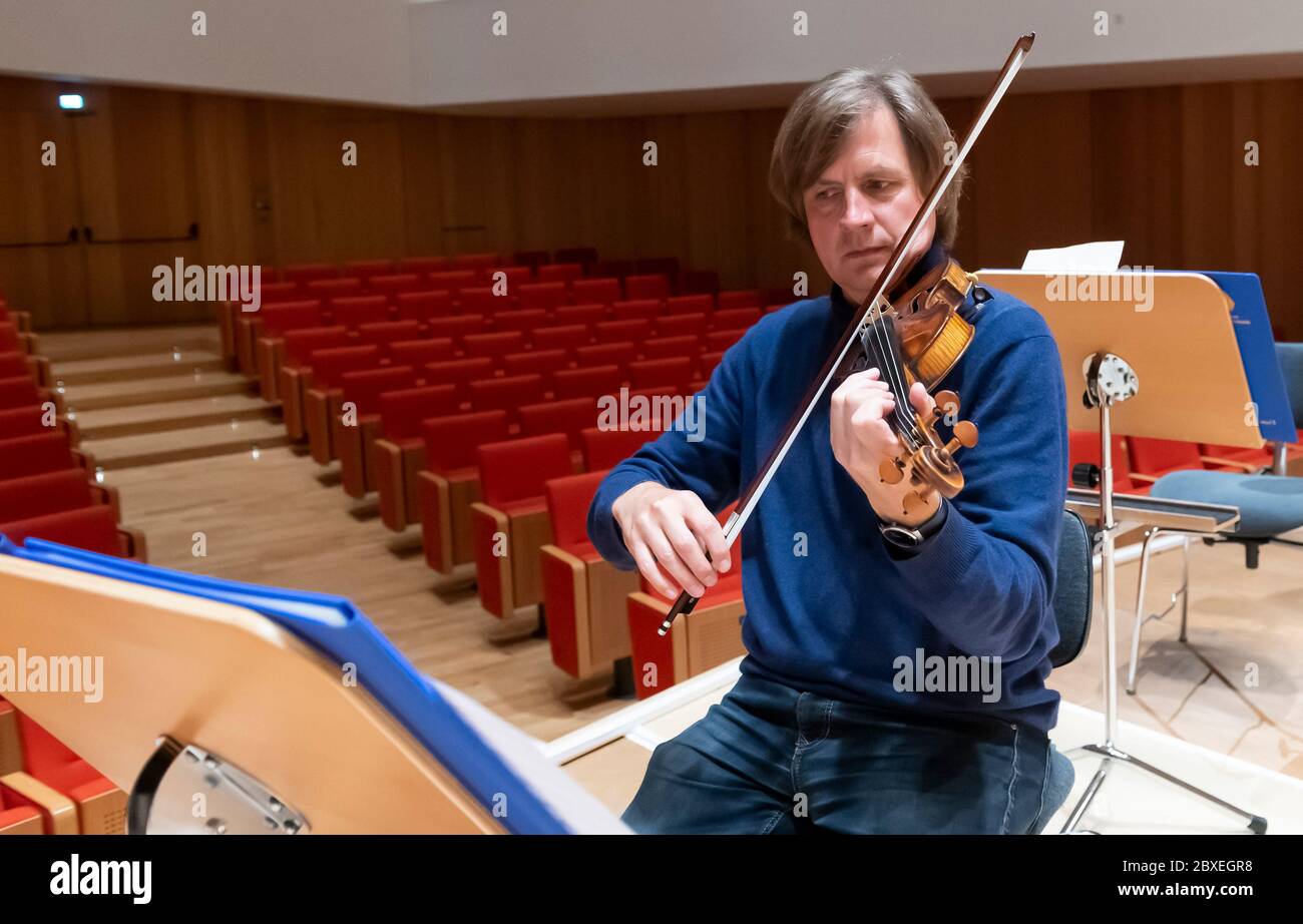 Dresden, Germany. 05th June, 2020. The 1st concertmaster of the Dresden Philharmonic Wolfgang Hentrich is rehearsing in the concert hall of the Dresden Palace of Culture. On 18 June, the orchestra will play a concert with an audience in the Kulturpalast for the first time after a break due to corona. Credit: Matthias Rietschel/dpa-Zentralbild/dpa/Alamy Live News Stock Photo