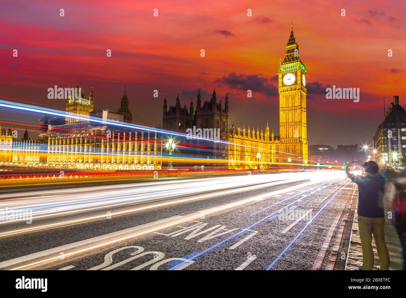 London Big Ben and traffic on Westminster Bridge in a beautiful summer ...