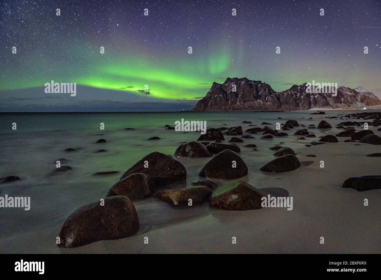 Northern lights on Uttakleiv Beach (Lofoten, Norway) ESP: Auroras boreales en Uttakleiv Beach (Lofoten, Noruega) Stock Photo