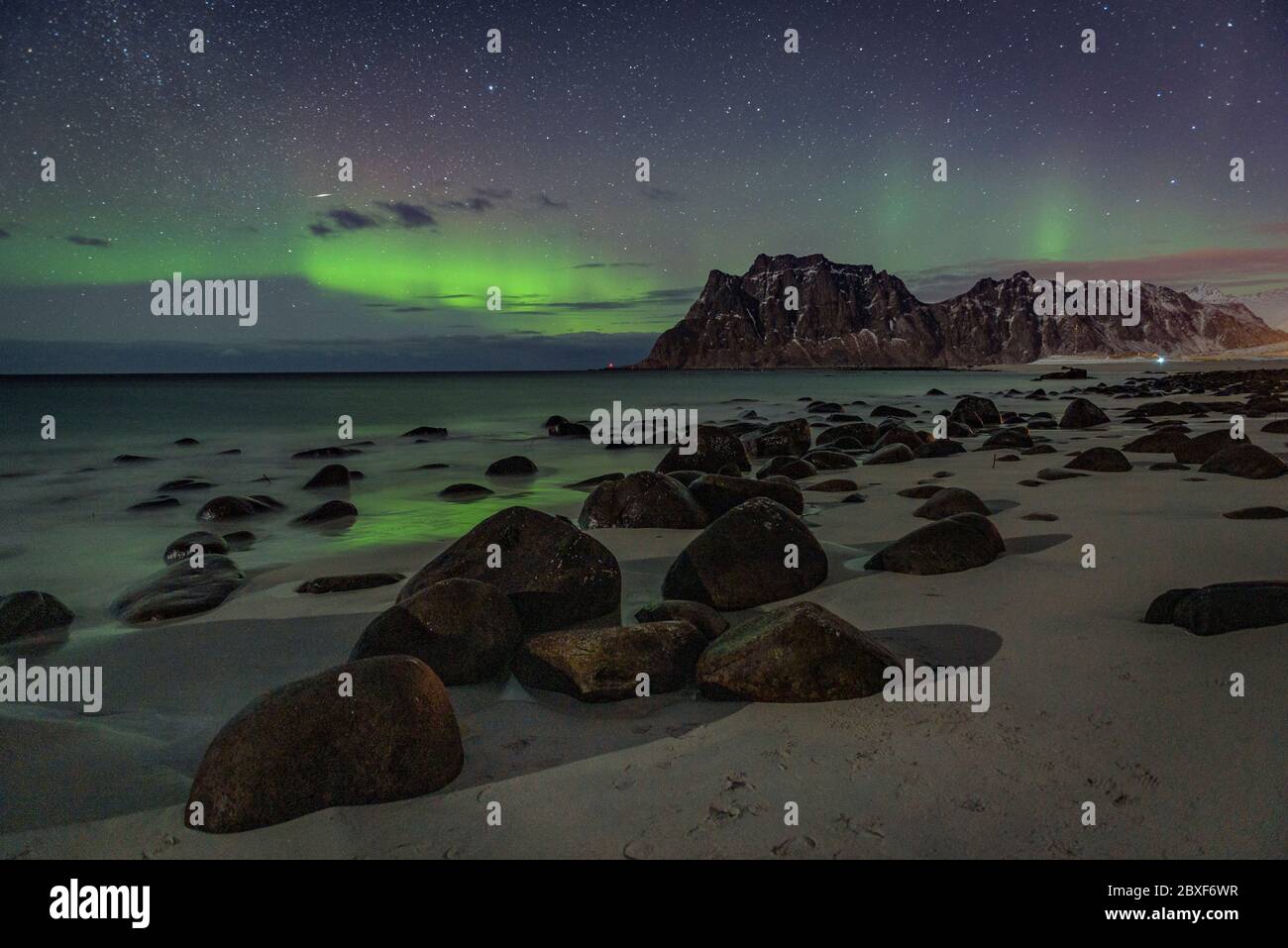 Northern lights on Uttakleiv Beach (Lofoten, Norway) ESP: Auroras boreales en Uttakleiv Beach (Lofoten, Noruega) Stock Photo