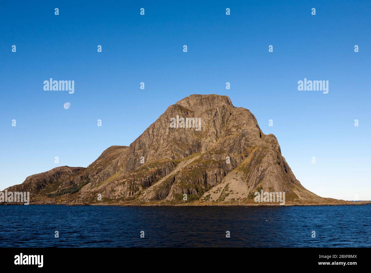 The famous mountain of Norskehesten dominates the island of Alden, Askvoll, Sogn og Fjordane, Norway Stock Photo