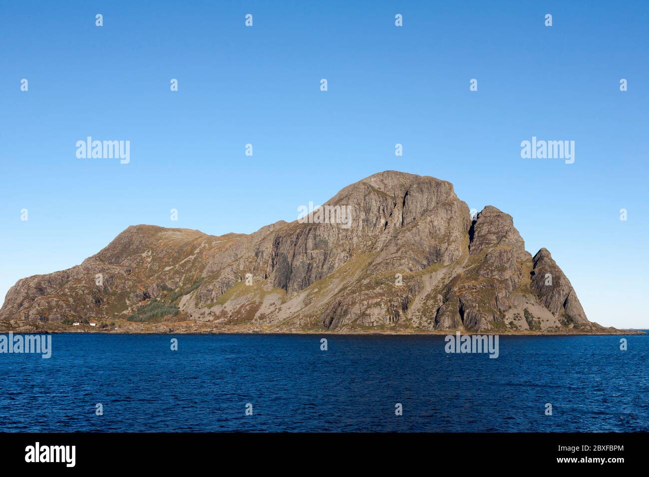 The famous mountain of Norskehesten dominates the island of Alden, Askvoll, Sogn og Fjordane, Norway Stock Photo