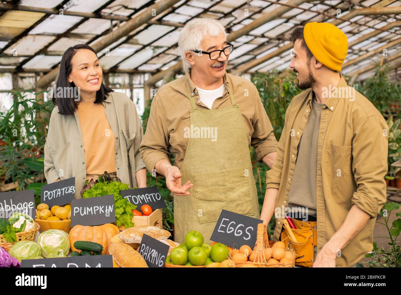 Farmers market sale senior hi-res stock photography and images - Alamy