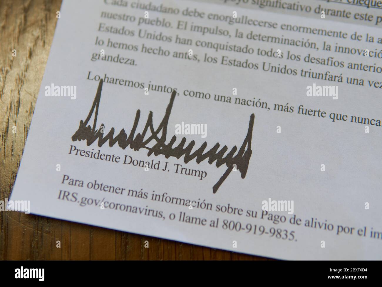 Signature at bottom of letter in Spanish from President Donald J. Trump