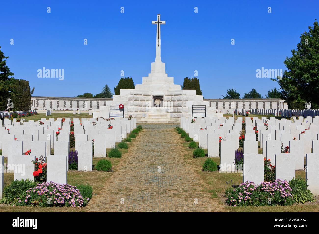The Cross of Sacrifice built on a German pill box amidst thousands of Commonwealth graves at Tyne Cot Cemetery (1914-1918) in Zonnebeke, Belgium Stock Photo