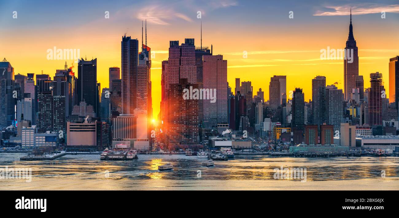 Sunrise over river street hi-res stock photography and images - Alamy