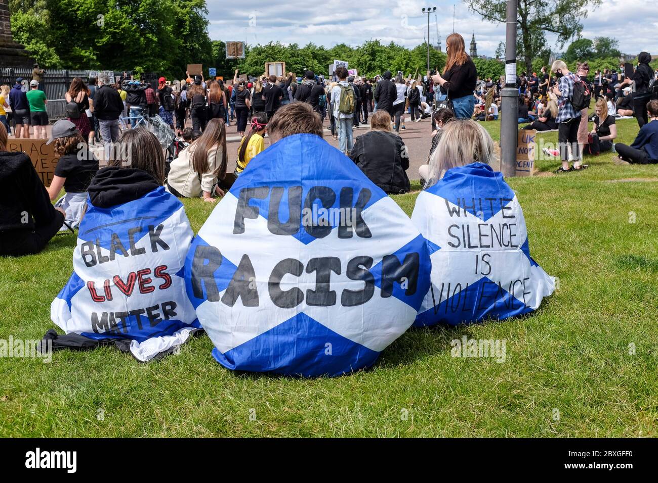 Glasgow, UK. 07th June, 2020. Thousands of people turned out at Glasgow Green, Glasgow, UK to demonstrate is solidarity with those in other countries against descrimination with the phrase 'Black Lives Matter', a political movement that began in America with the death of George Floyd. The rally was organised by BARRINGTON REEVES and there was the guest speaker CELESTE MORNINGSIDE, from Fort Lauderdale, USA, a prominent equality activist. Credit: Findlay/Alamy Live News Stock Photo