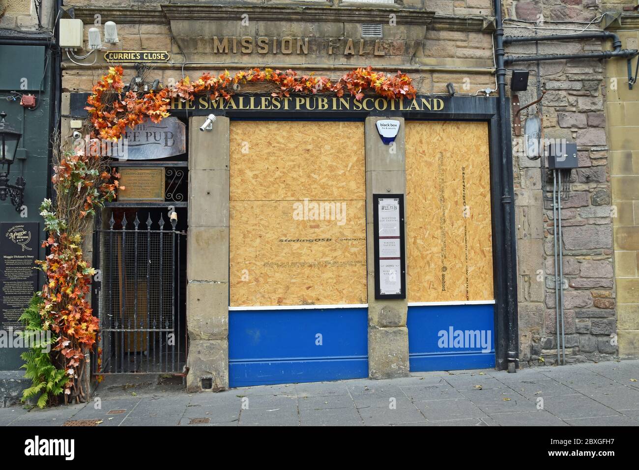 The Wee Pub in Edinburgh's Grassmarket, boarded up during lockdown due to coronavirus Covid 19, June 2020 Stock Photo