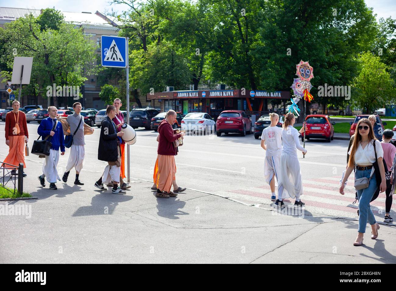 Ukraine Kiev 5 2020 : Krishnaites Caminham Pela Rua Cantando E Dançando. Hare  Krishna Krishnaist Religioso Ucrainista Imagem Editorial - Imagem de  pregadores, krishna: 185924935