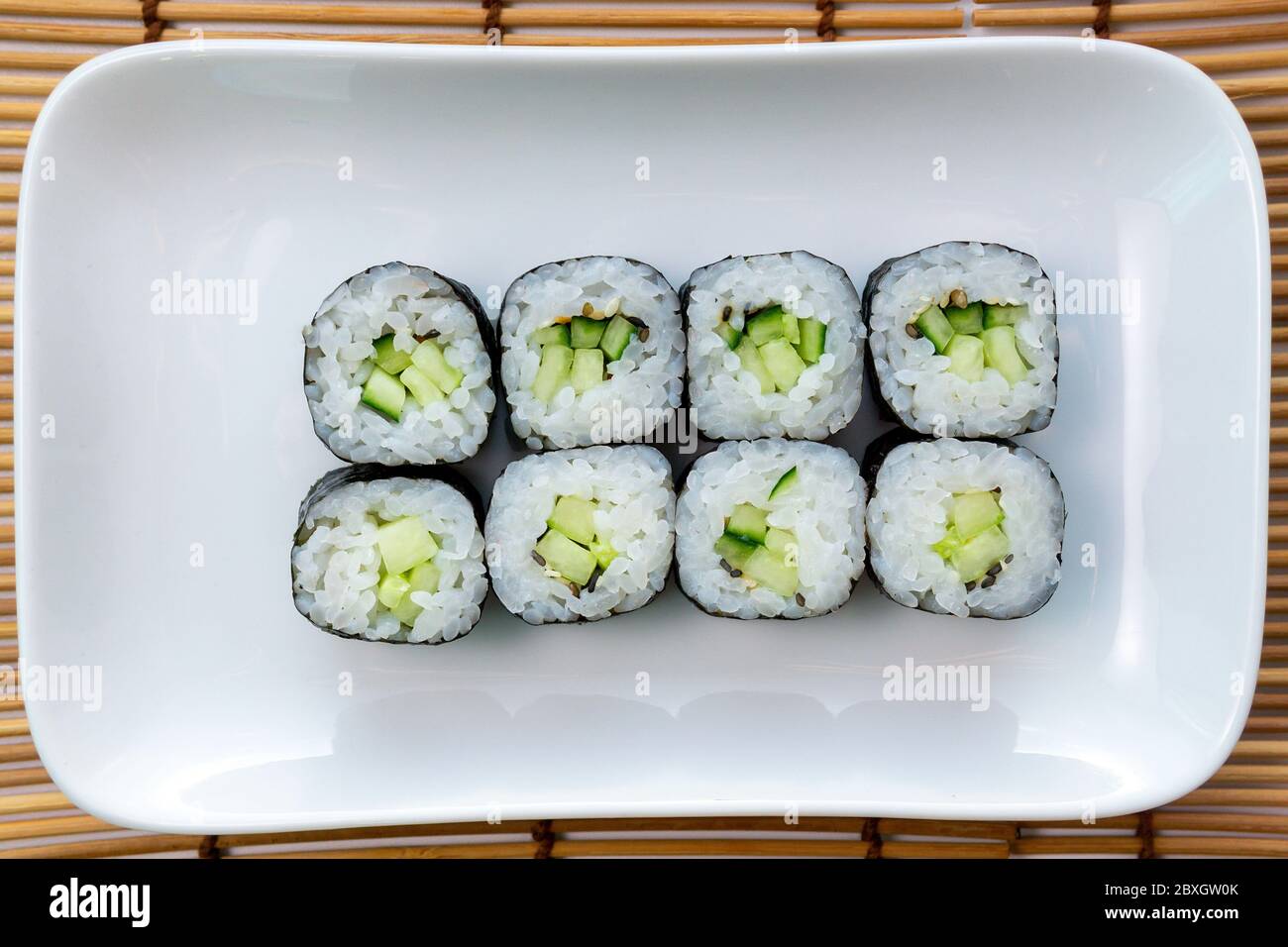muis Vervolg Jet Kappa Maki classic roll with cucumber. Hosomaki thin rolls, simple rolls,  small rolls, with cucumber. top view on a white plate Stock Photo - Alamy