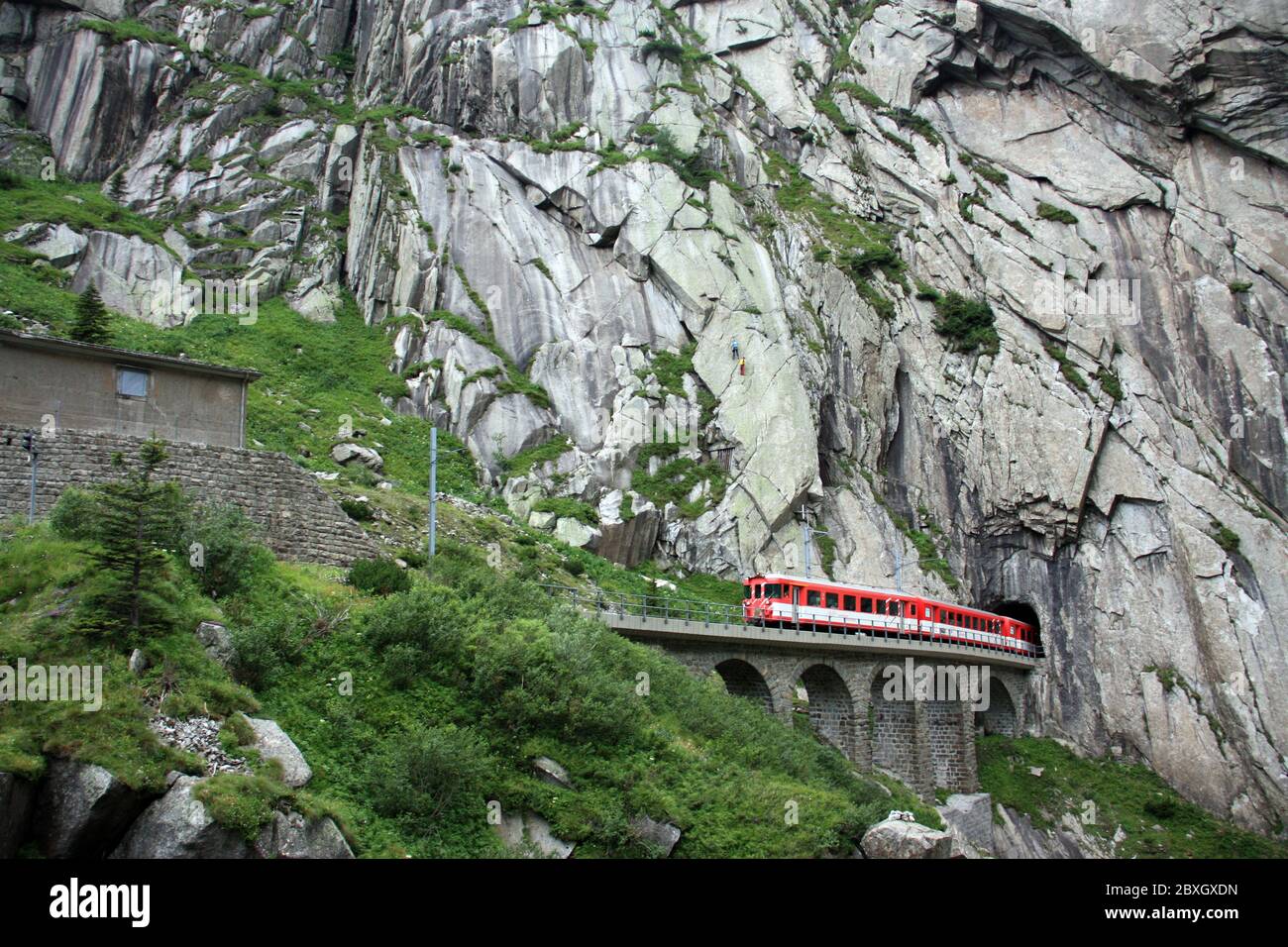 Eisenbahnbrücke Teufelsbrücke - Teufelsbrücke auf dem Gotthardpass Berg in der Nähe von Andermatt in den Schweizer Alpen Stock Photo