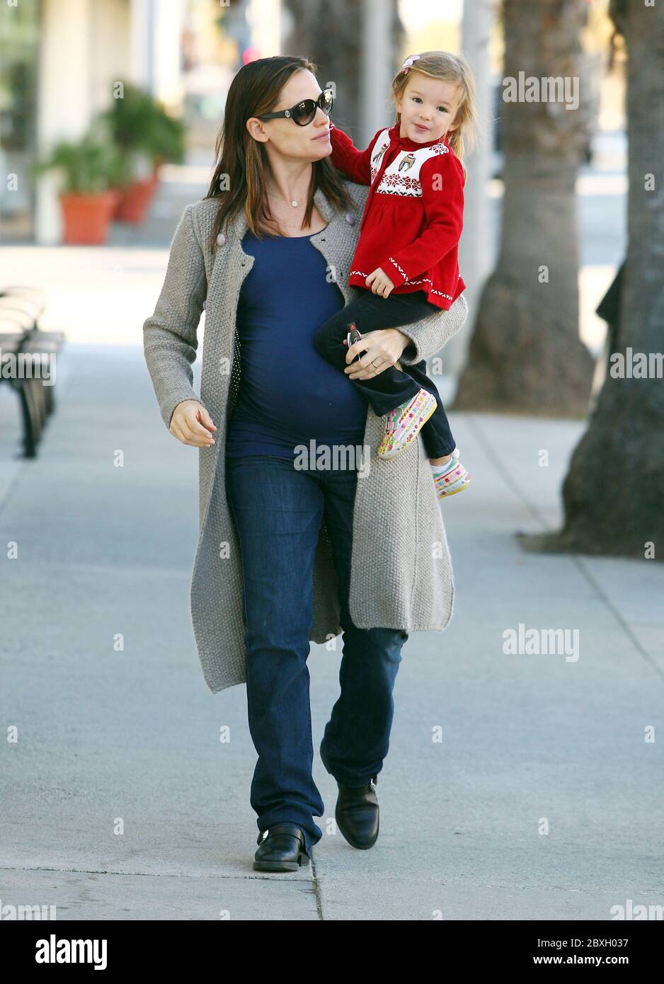 Jennifer Garner and Seraphina look happy as they go to breakfast, Santa