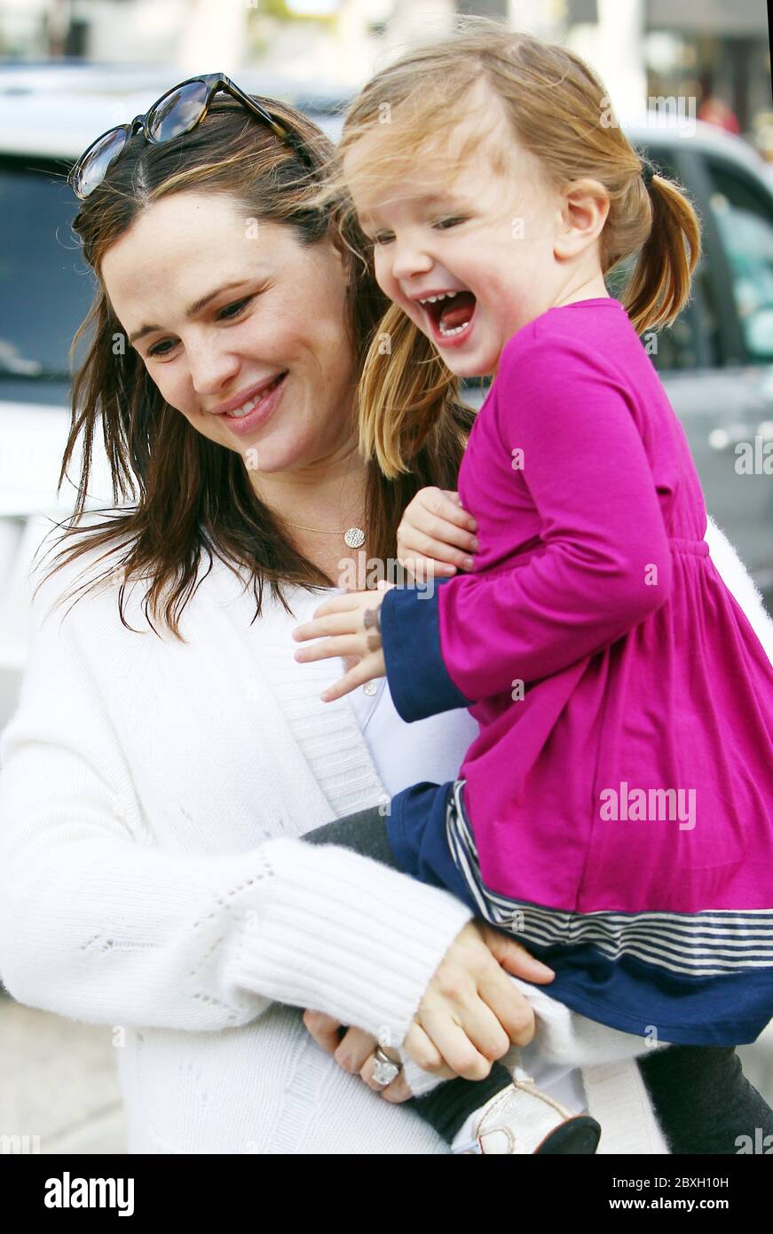Jennifer Garner and Seraphina share some laughs as they go Christmas(02)