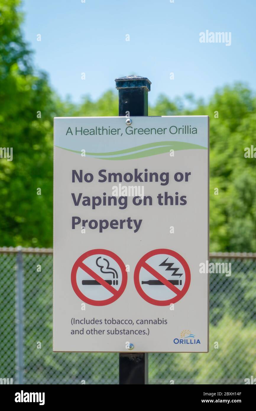 Sign warning that smoking or vaping is not allowed in the park in Orillia Ontario Canada. Stock Photo