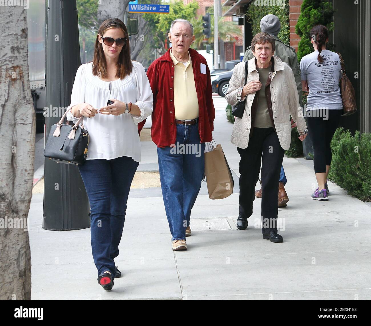 Jennifer Garner with her parents Bill and Pat Garner go shopping in