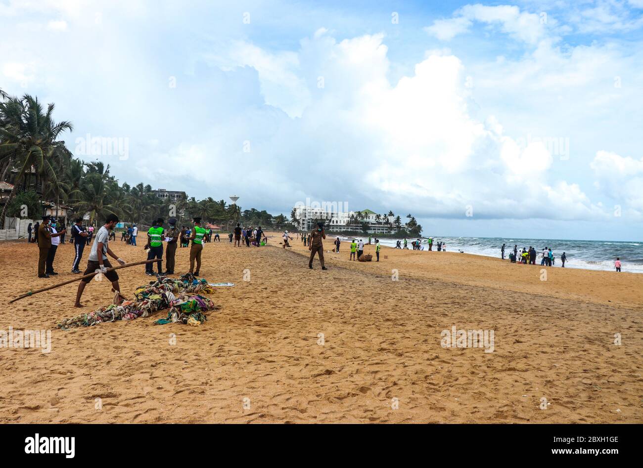 Colombo, Sri Lanka. 07th June, 2020. Volunteers participate in a Beach cleanup on Mount Lavinia beach (Photo by Saman Abesiriwardana/Pacific Press) Credit: Pacific Press Agency/Alamy Live News Stock Photo