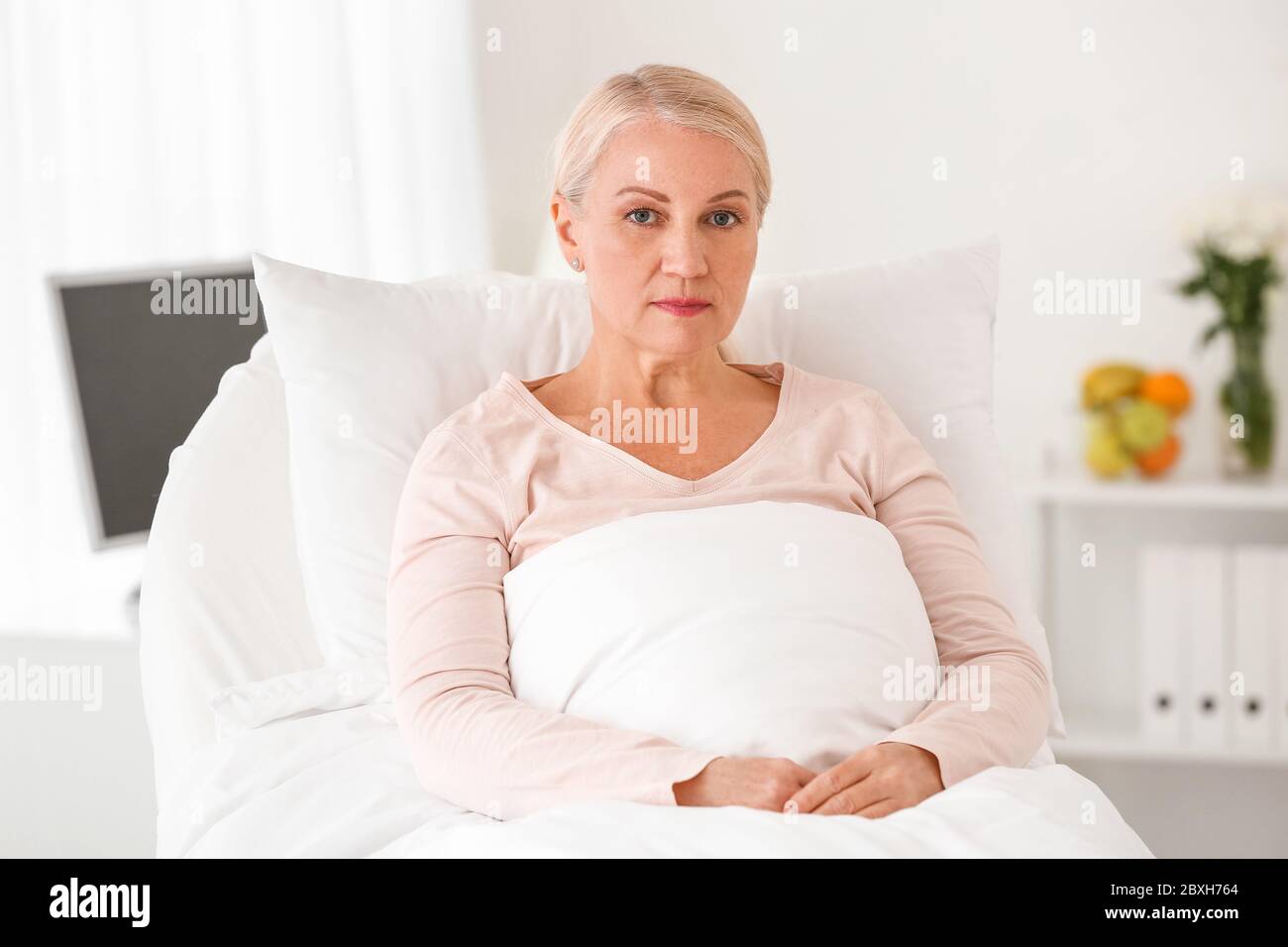 Mature woman in hospital hi-res stock photography and images - Alamy