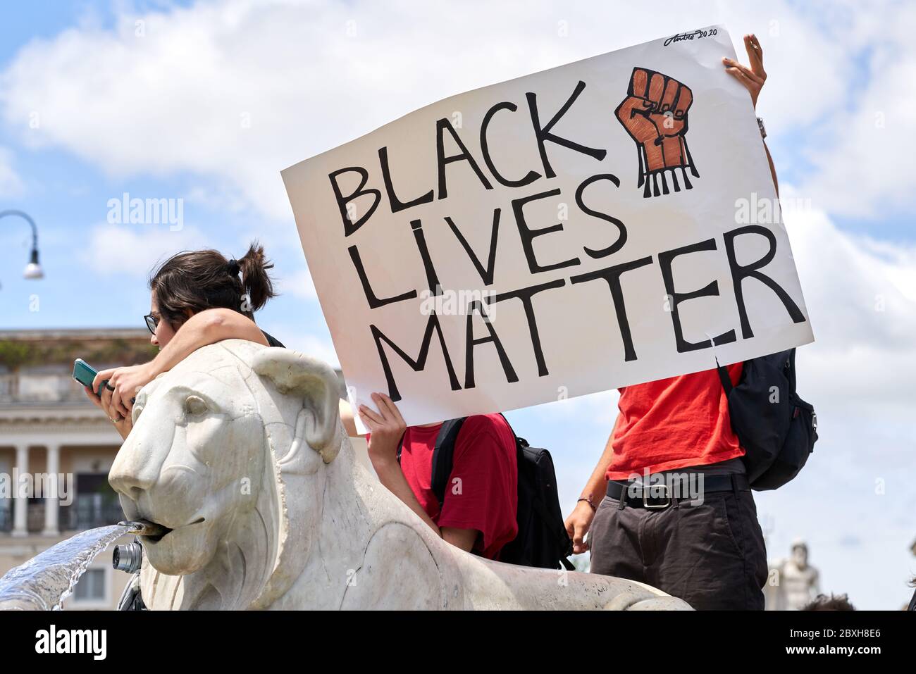 Black Lives Matter, Protest for George Floyd Against Racism. Strong Message on Sign: Black Lives Matter, Raised Fist. Lion-Shaped Fountain with Water Stock Photo