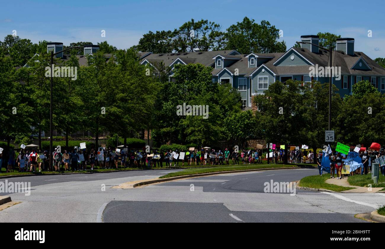 Odenton, Maryland, United State of America. 6th June, 2020. Hundreds march down Blue Water Blvd in the Seven Oaks Neighborhood of Odenton, Md. The march is in protest of the killing of George Floyd by Minneapolis police officers. Credit: Perry Aston/ZUMA Wire/Alamy Live News Stock Photo