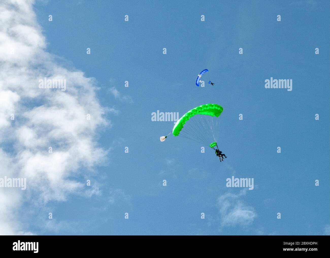 Tandem skydivers hi-res stock photography and images - Alamy