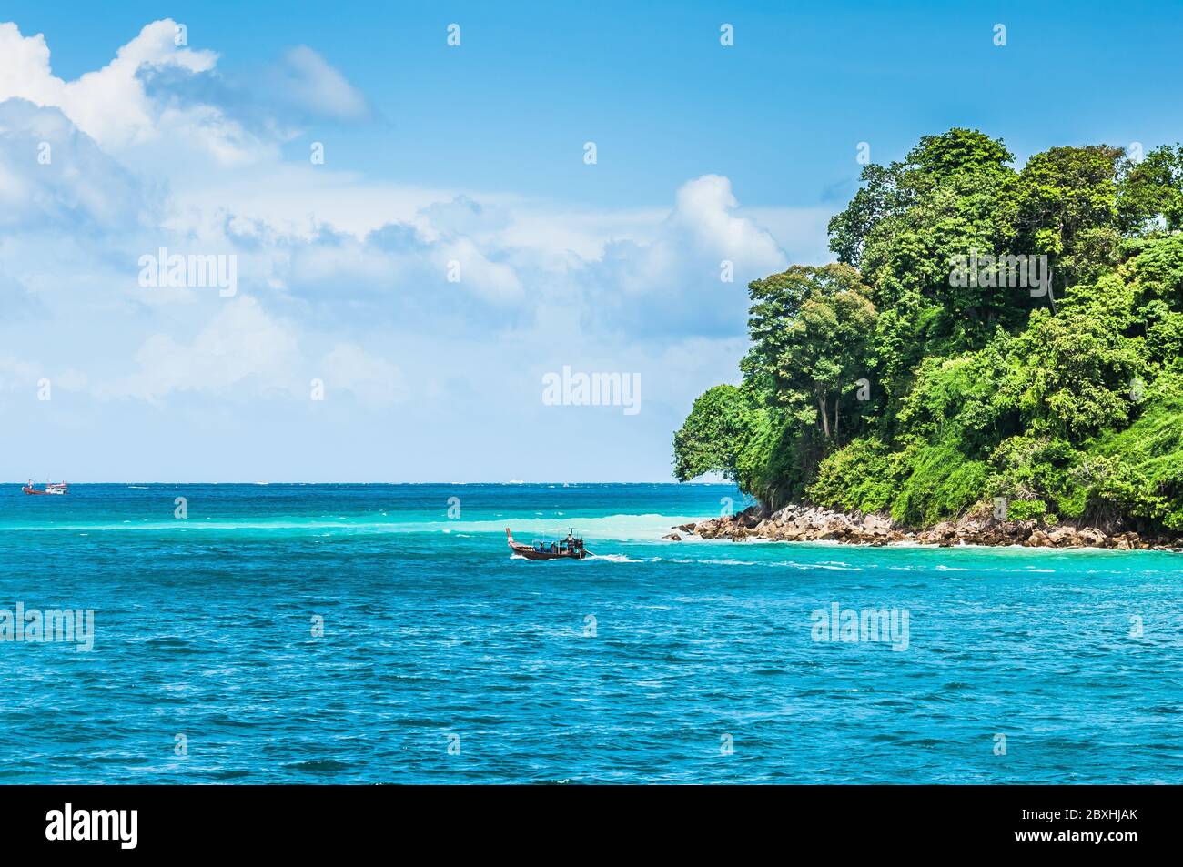Tropical island in the ocean hi-res stock photography and images - Alamy