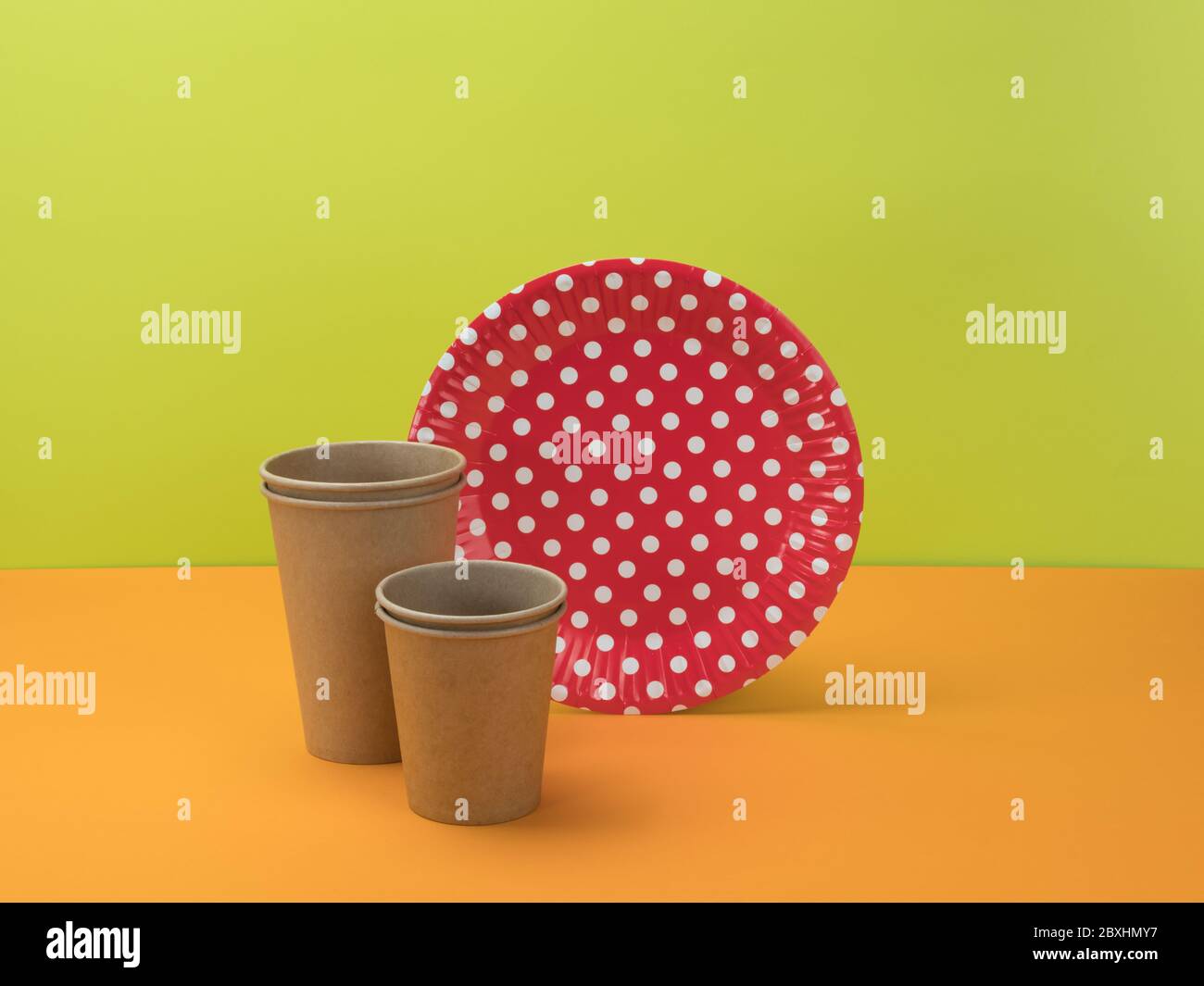 Orange paper plate hi-res stock photography and images - Alamy