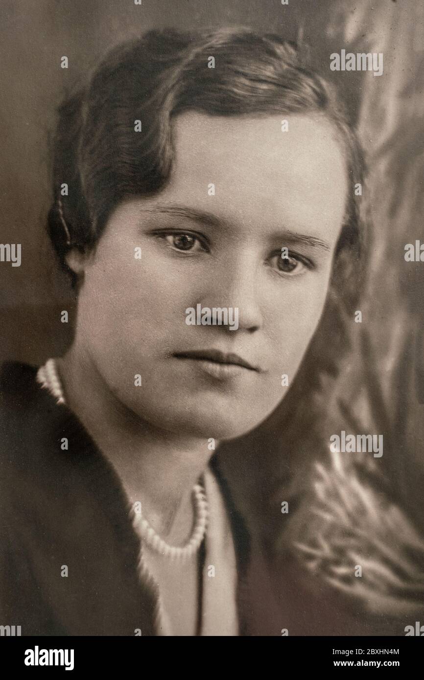 Germany - CIRCA 1920s: Close up face. Portrait of female sitting at bench  in studio, Vintage Carte de Viste Art Deco era photo Stock Photo - Alamy