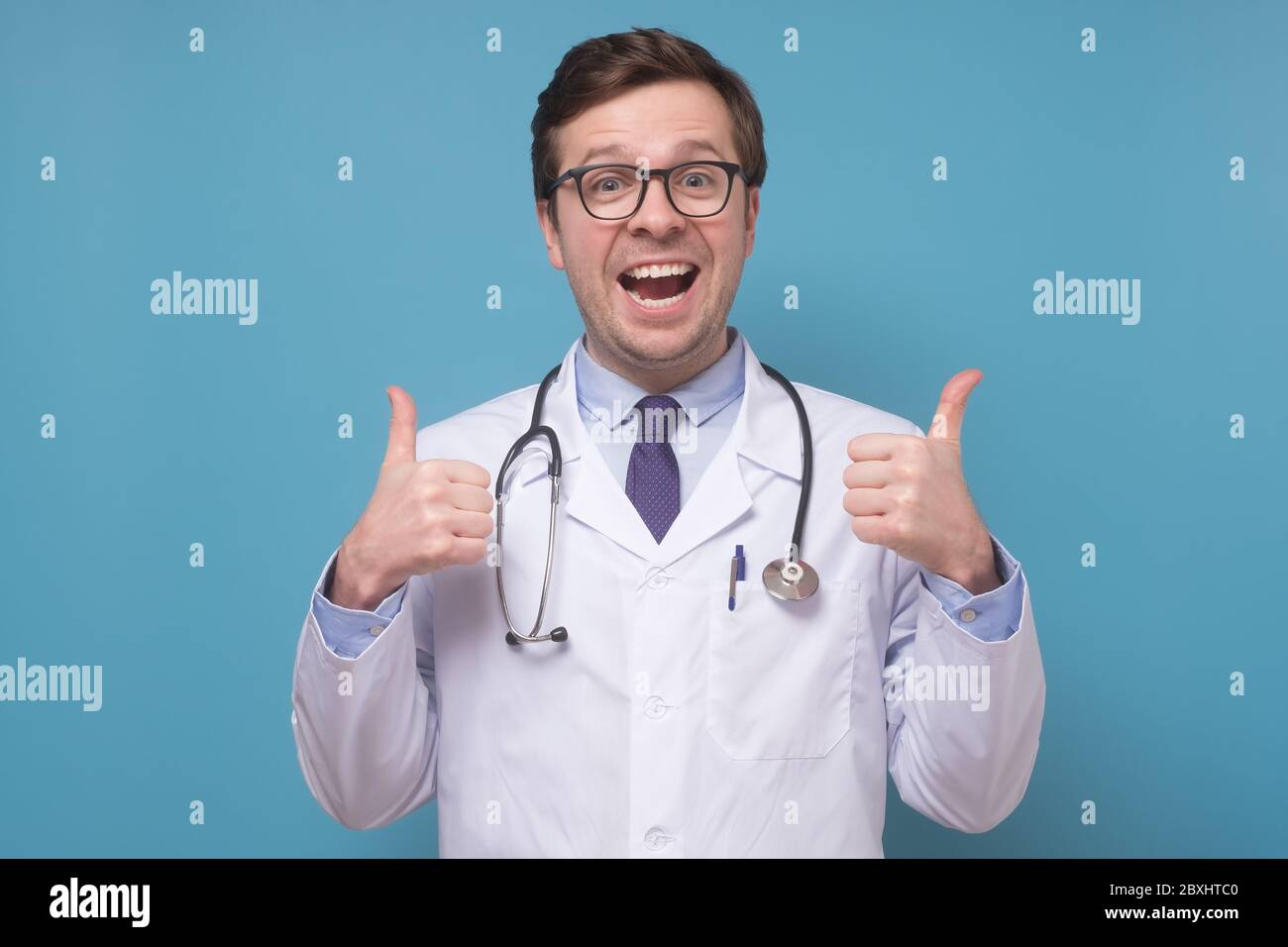 Doctor ok thumbs up hi-res stock photography and images - Alamy
