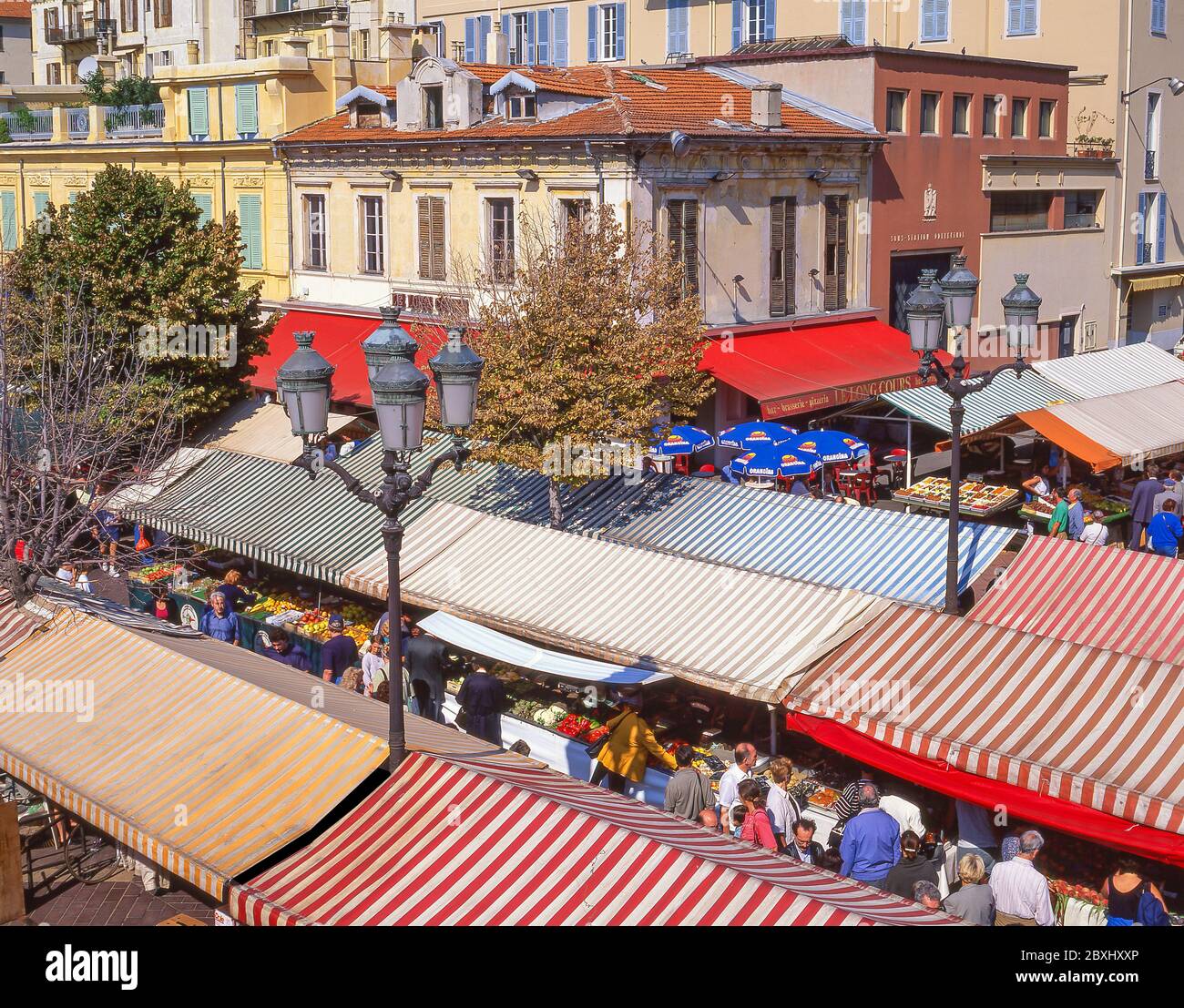 Cours Saleya Flower Market, Old Town (Vieux Nice), Nice, Côte d'Azur, Alpes-Maritimes, Provence-Alpes-Côte d'Azur, France Stock Photo