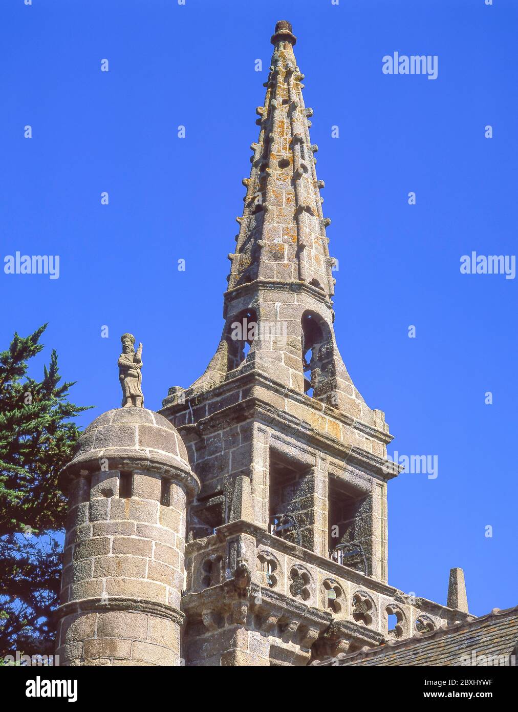 Église Saint-Jacques de Locquirec, Rue de l'Église, Locquirec, Finistère, Brittany, France Stock Photo