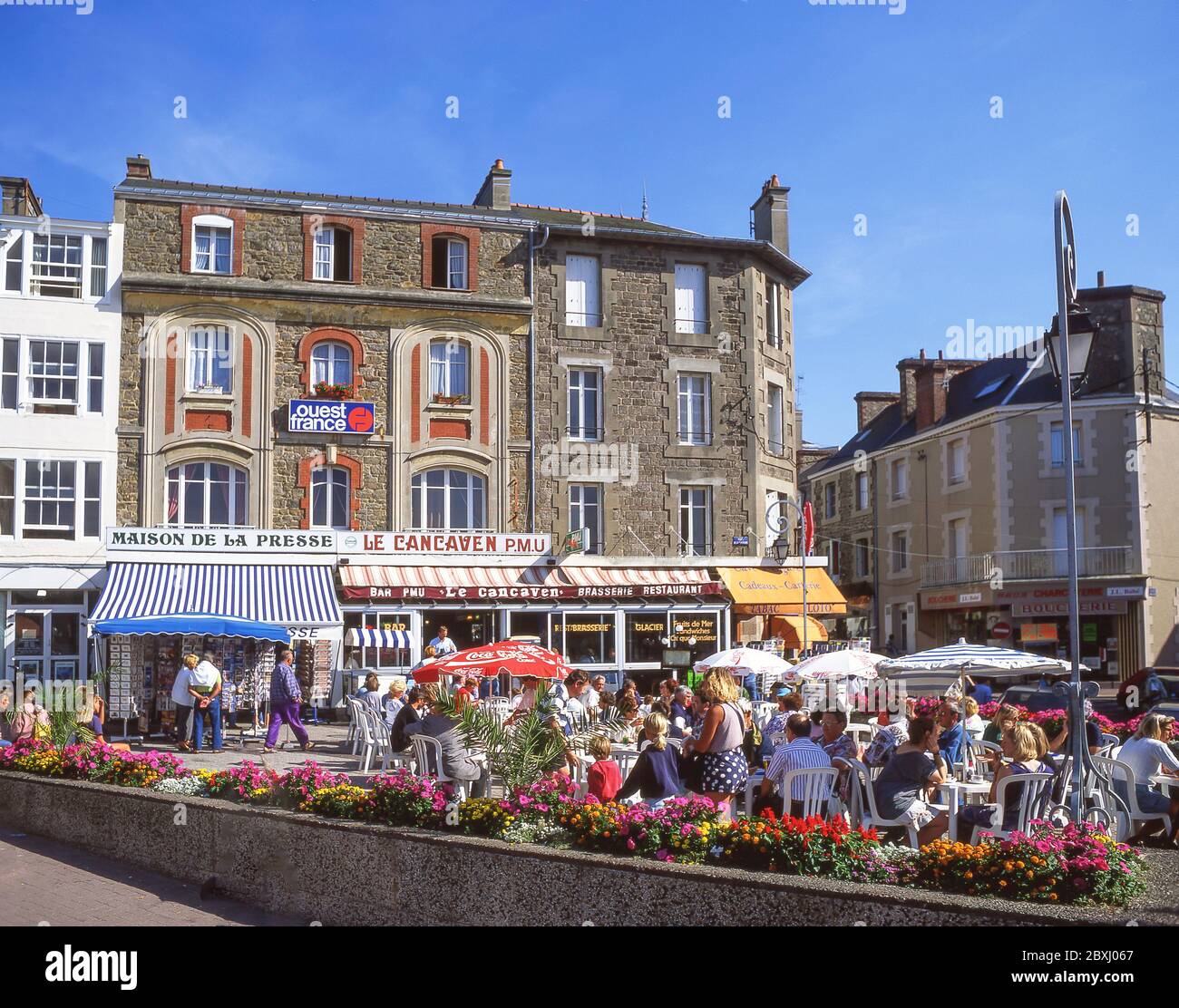 Outdoor restaurant & cafe, Place de la République, Dinard,  Ille-et-Vilaine, Brittany, France Stock Photo